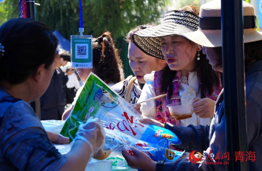 青超, 甘海琼摄, 同台